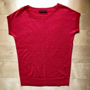Limited light-weight knit shortsleeved  top